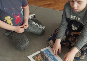 Dzieci układają wiosenne puzzle