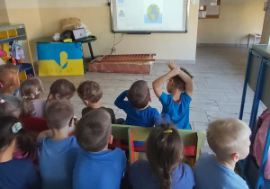 Dzieci oglądają prezentację o wodzie