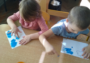 Dzieci malują palcami