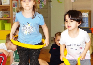Dziewczynki ćwiczą z szarfami