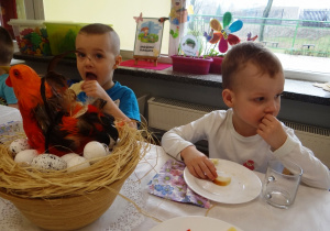 3 latki jedzą śniadanie
