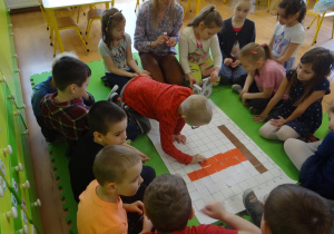 Chłopiec koduje flagę