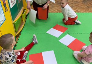 Dzieci układają flagi