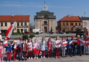 Pamiątkowe zdjęcie Wynalazców i Tropicieli w Dniu Flagi