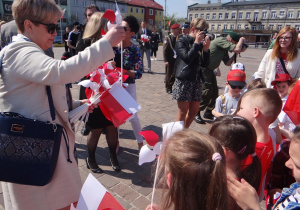 Przedszkolaki otrzymują flagi