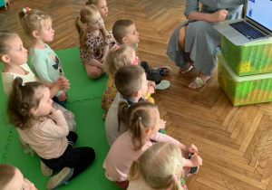 Dzieci oglądają film edukacyjny o UE