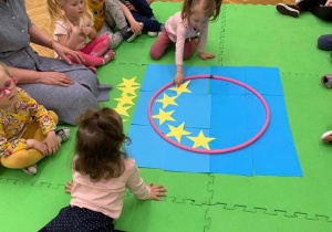 Dzieci układają flagę UE