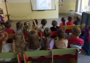 Tropiciele ogladają film edukacyjny o UE