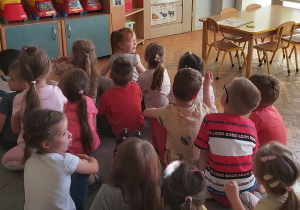 Dzieci ogladają mapę Europy