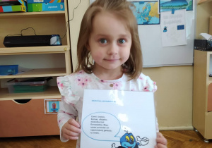Dziewczynka prezentuje maskotkę UE - Syriusza