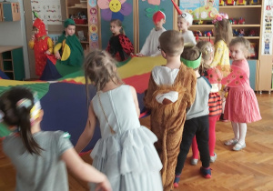 Przedszkolaki podczas zabawy z chustą