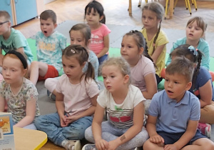 Dzieci słuchają opowiadania o pingwinku