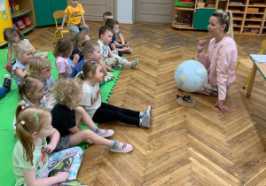 Dzieci słuchają opowieści o Ziemi