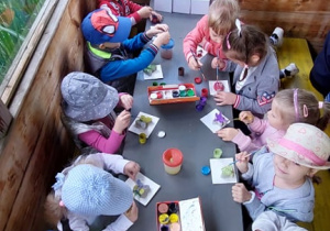 Dzieci malują figurki owadów