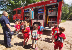 Przedszkolaki ogladają wóz strażacki