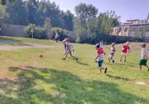 Chłopcy grają w piłłkę nożną