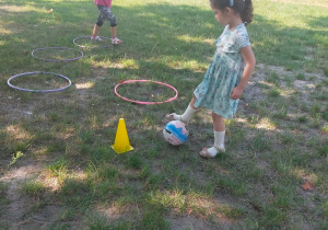 Dziewczynki w biegu z piłką