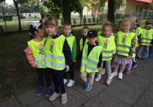 Przedszkolaki obserwują ruch drogowy