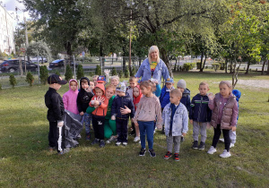 Zdjęcie Tropicieli z wicedyrektor i nauczycielką