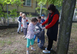 Wynalazcy porządkują teren wokół przedszkola